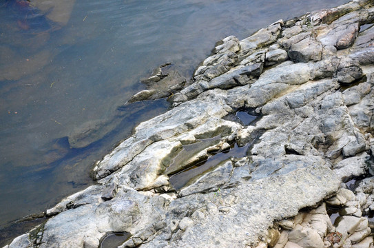 溪流岩石