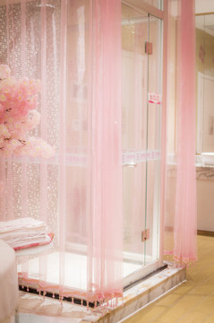 少女粉色窗帘淋浴室情趣酒店