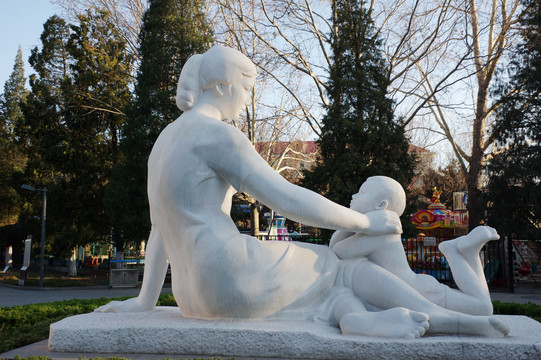 母与子卧像雕塑