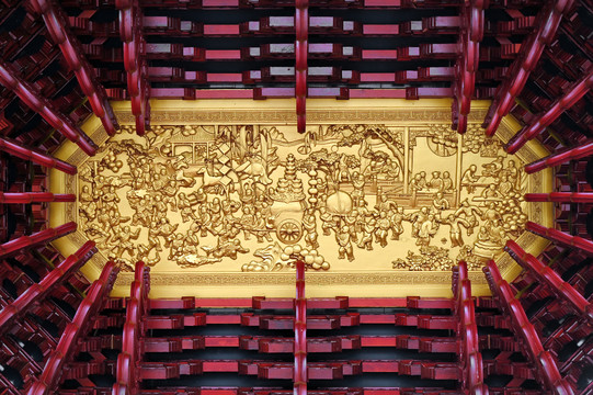 古典寺庙屋顶金色壁画