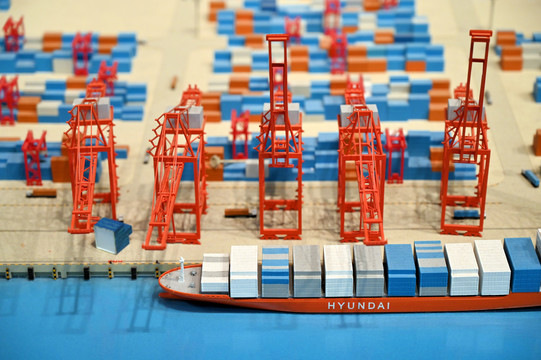 大型货轮及港口微缩模型