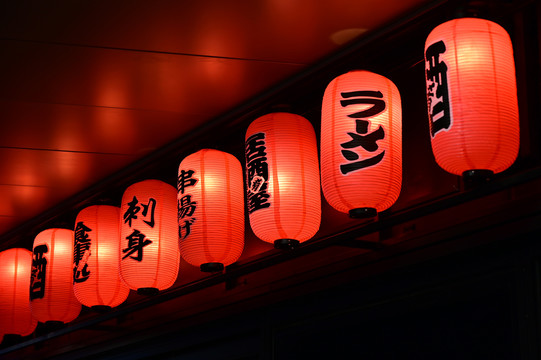 日本料理店纸灯笼