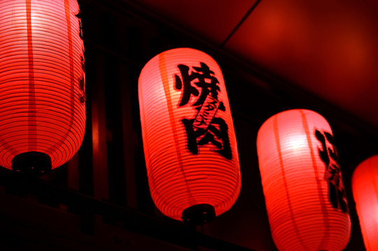 日本餐饮店的红色纸灯笼