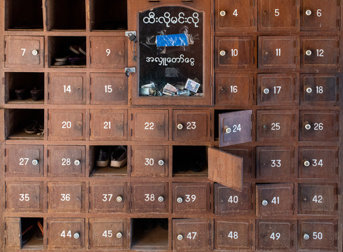 缅甸寺庙鞋柜
