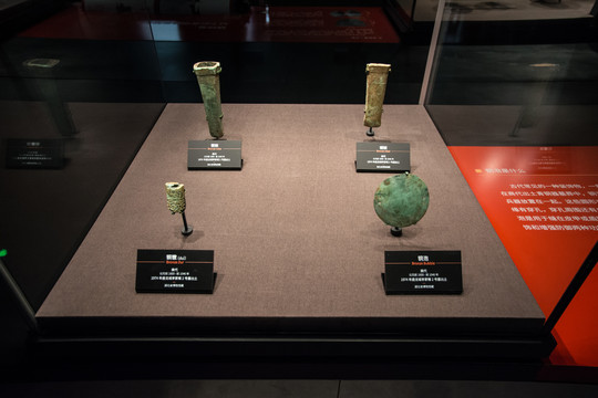 古代青铜工具和配饰