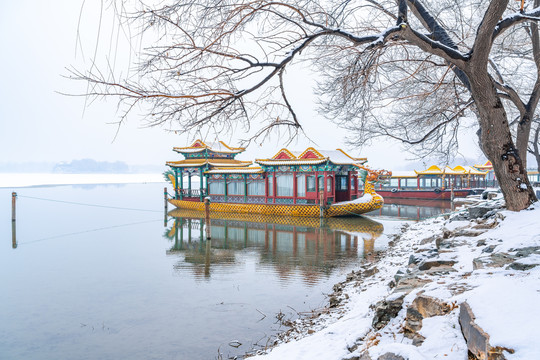 冬雪颐和园昆明湖上停泊的龙船