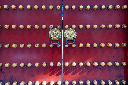 中式建筑红色大门