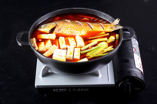 明炉煮大鲫鱼