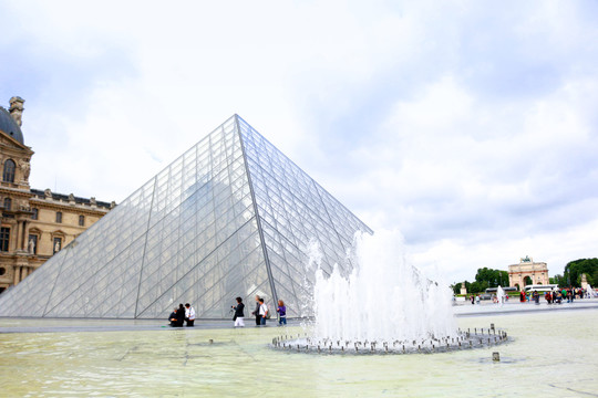 贝聿铭设计的卢浮宫