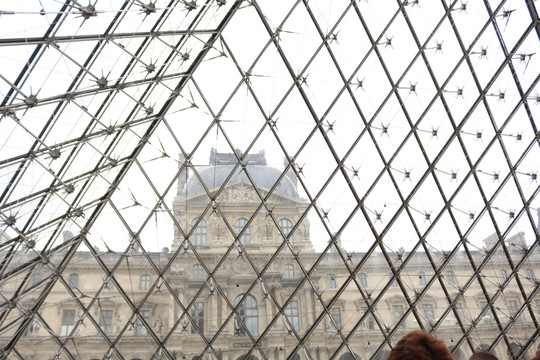 卢浮宫的玻璃幕墙