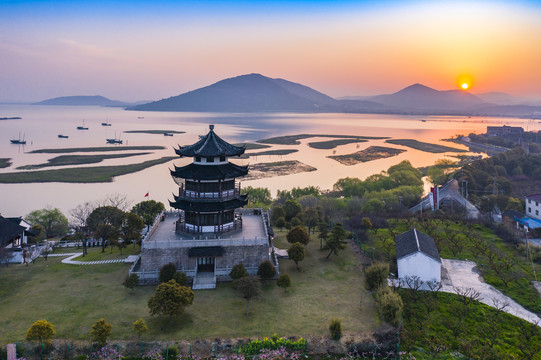 日出太湖
