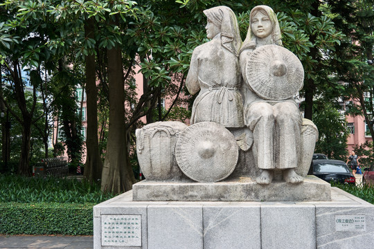 劳动妇女雕像