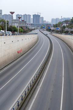 四车道公路