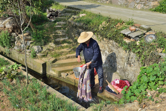 农村妇女在河沟洗衣服