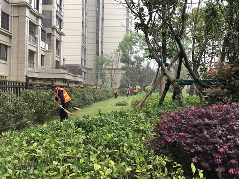 扫草坪的清洁工人