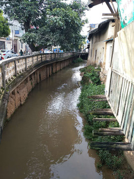 小河流水