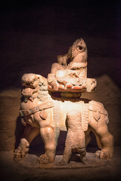 山西博物院白石彩绘文殊骑狮像