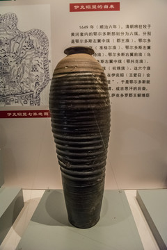 元代棱纹黒釉牛腿瓷瓶