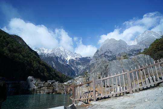 蓝天白云下的玉龙雪山风景