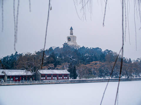 雪后的北京北海公园琼华岛
