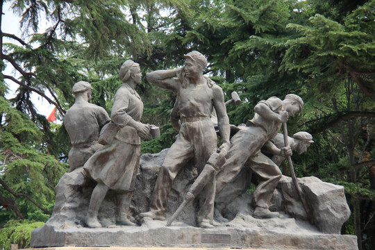 抗震救灾解放军雕像