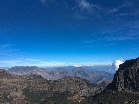 蓝天白云高山