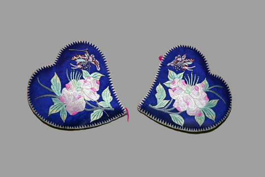 蓝缎地平绣花卉纹耳罩