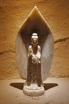 白石雕释迦立像