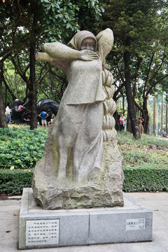 劳动妇女雕像