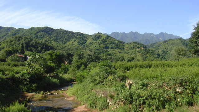 蓝天下的秦岭岱峪口