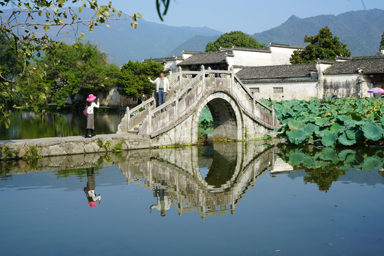 黄山宏村南湖画桥倒影的景色