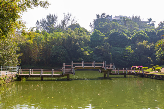 广东湛江寸金桥公园鸳鸯岛石桥