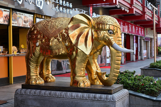 金色大象景观雕塑