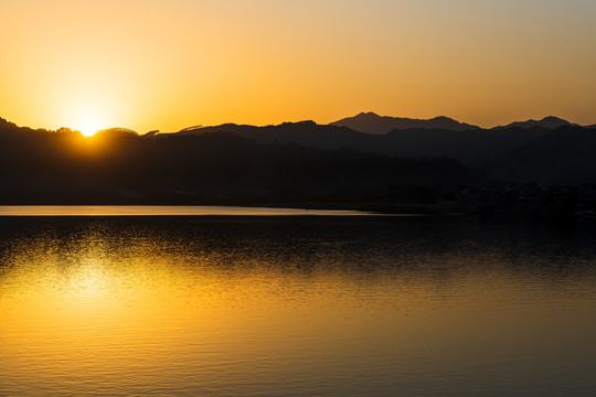 夕阳水面波纹