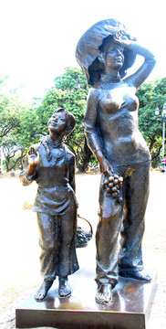 母女雕塑