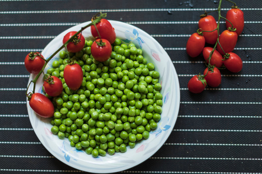 美食豌豆与西红柿