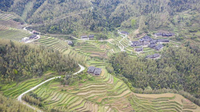 群山间的山村与梯田