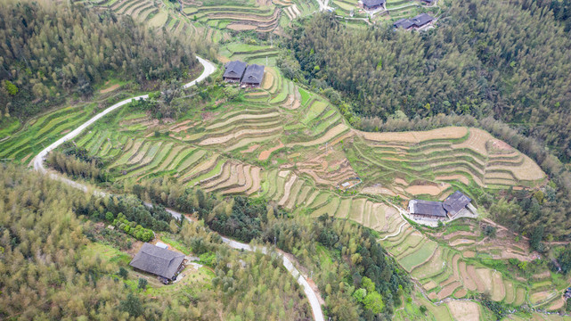 群山间的山村与梯田