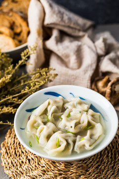 鲜肉芹菜小馄饨