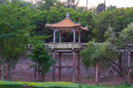 广东湛江湖光岩风景区九曲桥凉亭