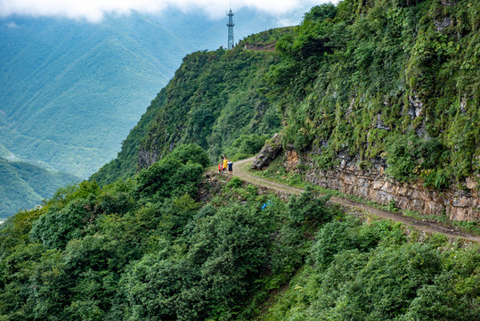 泥巴山陡峭山路