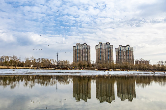 冰雪融化的中国长春伊通河景观