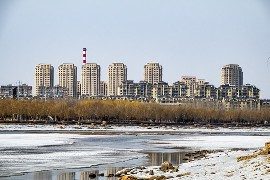 冰雪融化的中国长春伊通河景观