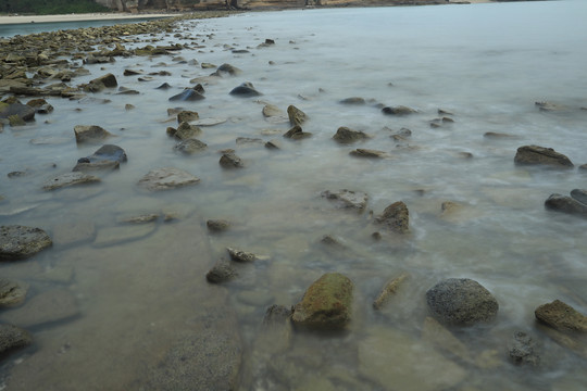 礁石与海