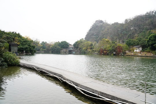 湖水上的石板路