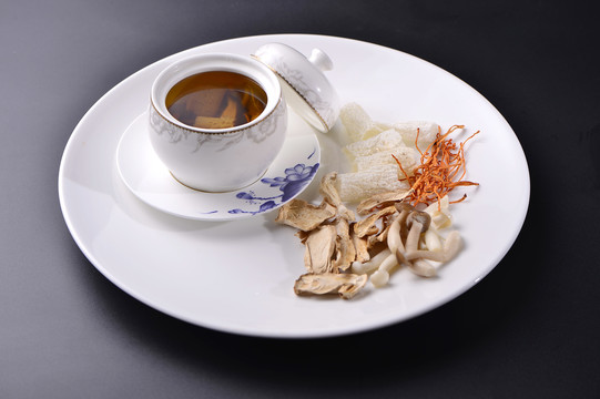 菌皇炖汤