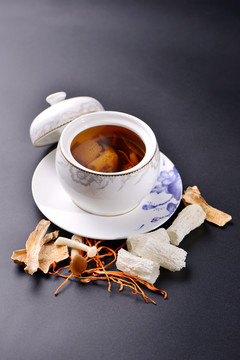 菌皇炖汤