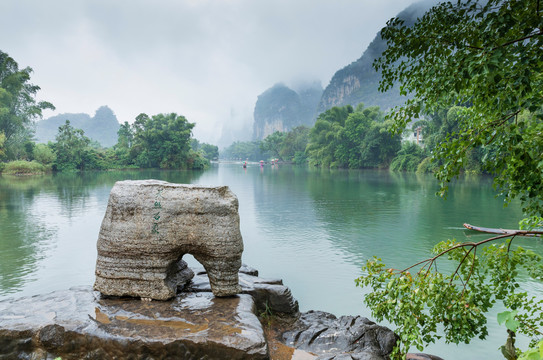 阳朔雨中十里画廊自然景观