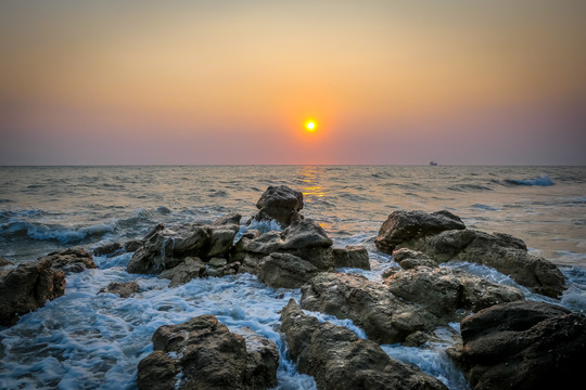 落日余晖海潮澎湃