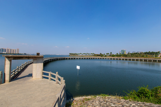 广东湛江滨湖湿地公园长廊